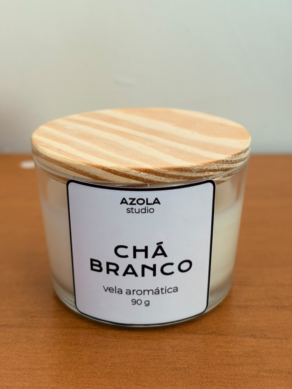 Vela Classic Collection Chá Branco em pote branco com tampa de madeira