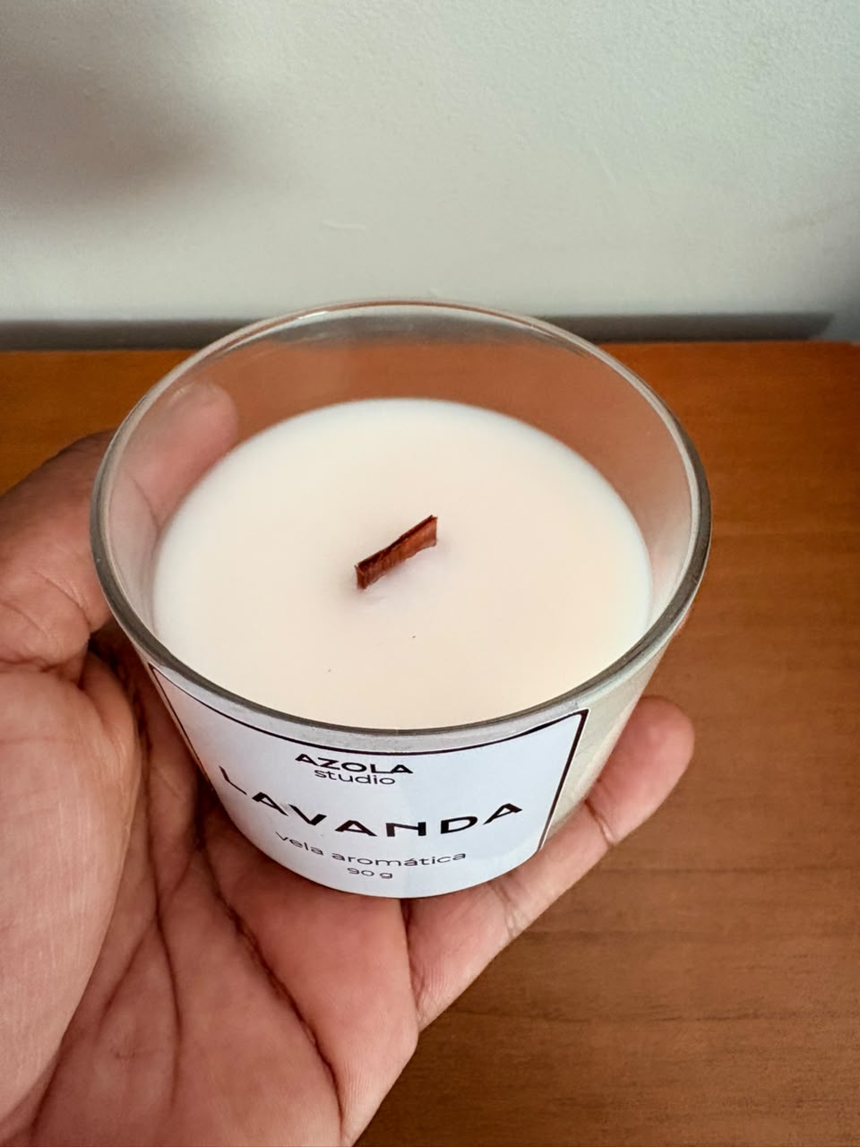 Vela Classic Collection Lavanda acesa em um pote claro